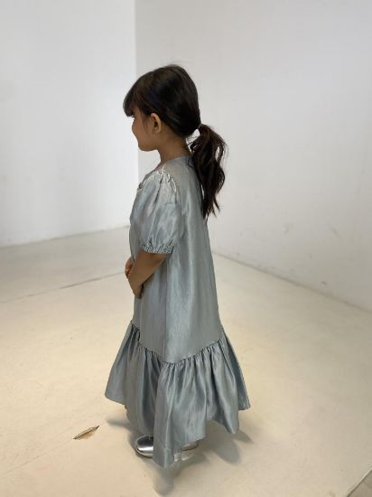 صورة فستان ازرق فاتح مع فينكة الؤلؤ على الصدر الانيقه